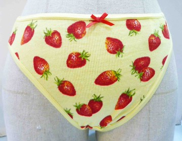 【震撼精品百貨】日本精品百貨 日本可愛內褲-黃草莓L 震撼日式精品百貨