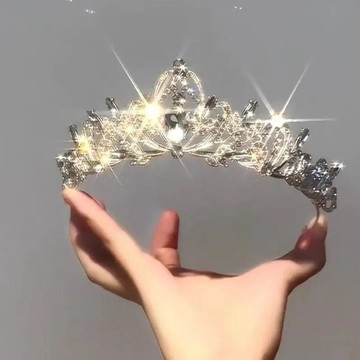 💖新品✨臺灣出貨✨「在逃公主」爆閃鋯石生日皇冠清冷感時尚輕奢高顏值新娘結婚頭飾
