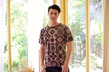 捲毛力卡聯名 滿版印花T恤 (默片)