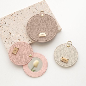 圓形鏡 mini 【簡約姓名飾牌 刻印】 柔和色調 手鏡 鏡子 化妝鏡 文字雕刻 HE66U