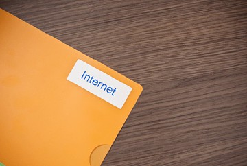 Brother TZe-243 護貝標籤帶 ( 18mm 白底藍字 )