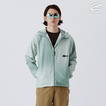 ADISI 男COOL鈦降溫抗UV撥水連帽印花外套 AJ2511018 漸層林綠 (M-2XL)｜防潑水 防曬外套 快乾 抗紫外線
