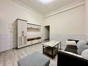 近輕軌+鼎山家樂福、雙衛浴翻新、卡金來買透天厝｜高雄市三民區華德街