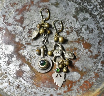 古錢幣與多彩舊阿富汗金屬、民族鈴鐺的不對稱耳環