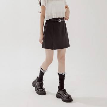 QUEENSHOP_F 女裝 開衩設計顯瘦短裙附皮帶 兩色售 S/M/L 現+預 【03010892】