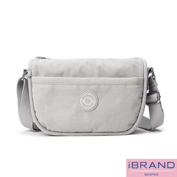 【iBrand】輕盈防潑水口袋斜側背包 - 淺灰 MDS-8678-米白
