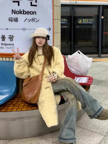 芒果舒芙蕾 黃色軟糯羊羔毛外套女冬季中長款牛角扣大衣毛毛外套【雲木雜貨】