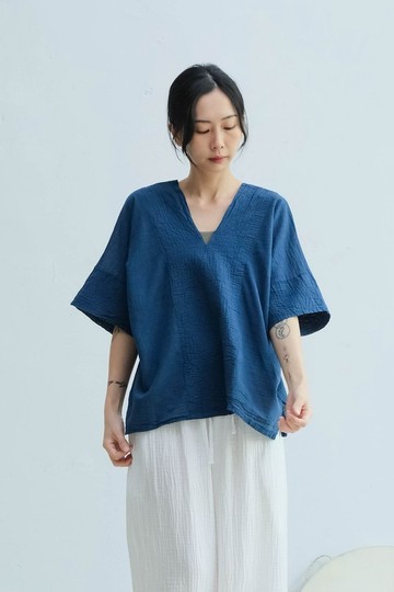 V領短版微皺上衣 / 慕斯布 墨水藍