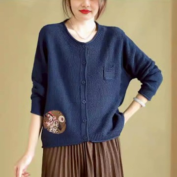 設計所在 棉麻隨性風 棉線玉米粒針織圓領長袖貼布刺繡外套(11色可選)