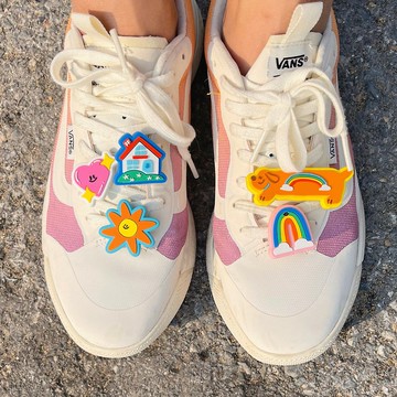 蓬鬆歐姆蛋 - 適用於 Crocs 和運動鞋的鞋飾