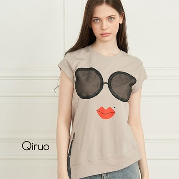 【Qiruo 奇若名品】春夏專櫃 大眼墨鏡性感紅唇設計(下擺拆開式上衣8125A)