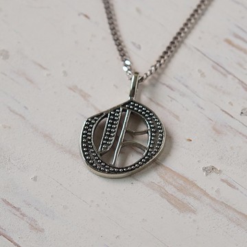 由 925 纯银制成的男女皆宜的字母 O 吊坠项链