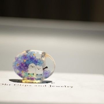 繡球花2025 天然石蛋白石與繡球花田的白眉林鶯胸針 髮簪扣 胸針