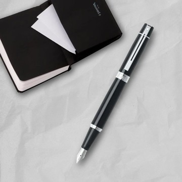 【SHEAFFER】300系列黑桿銀夾鋼筆-F尖+A6筆記本禮盒 免費刻字