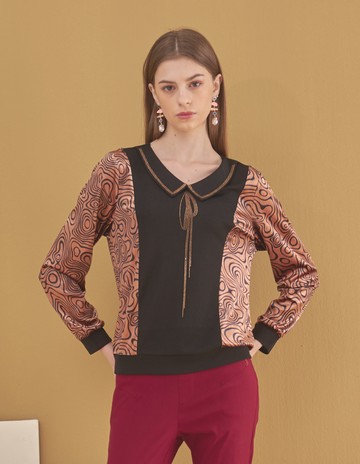 ★【喜芝梅】端莊型漩渦紋金邊假拉繩上衣(黑色；M-3L) 223230197