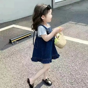 女童時髦套裝夏季新款兒童薄款牛仔背帶裙寶寶洋氣短袖兩件套  韓版套裝 女童短袖上衣裙子兩件套 夏天 中小童套裝