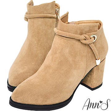 Ann’S貴族氣息-繫繩金屬帶高跟粗跟短靴-杏