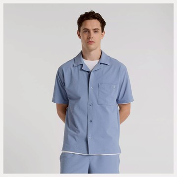 【NEW BALANCE】NB 短袖上衣 男 襯衫 美規 藍 MT51523DUS