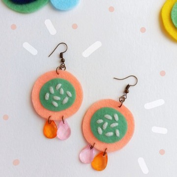 手工製作的自由形狀耳環，繡有羊毛和珠子。在 1.5x3 英吋硬氈上。