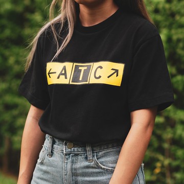 Unisex 圓領T恤，黑色，ATC 航空交通管制員 圖案。