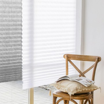 The Zari 黏貼式百葉窗2入  可防風、防寒、保護隱私  強力附著力，適用於所有季節 有效遮光和阻隔微小粉塵  90*240cm  白色