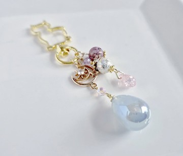 夢幻珍珠墜飾與宇宙主題，打造出這款搶眼的大尺寸時尚鑰匙圈，淡雅的紫藍色，適合生日禮物，可愛迷人。