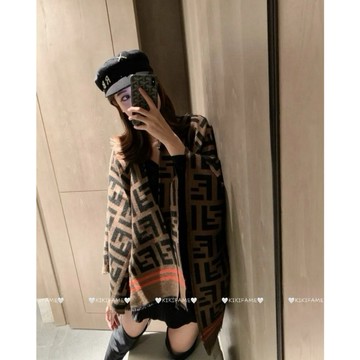 【𝐊𝐈𝐊𝐈𝐅𝐀𝐌𝐄】寶藏單品！⚜️🖤🤎多款高級百搭老花印花披肩 圍巾 保暖披肩 圍脖 披風 斗篷 流蘇披肩 水墨畫披肩
