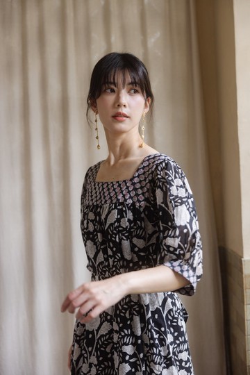 前後方領綁帶洋裝_黑花