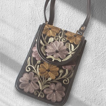 喀什米爾手工真皮刺繡小包-黑底花園・可調式背帶・磁扣・手機包