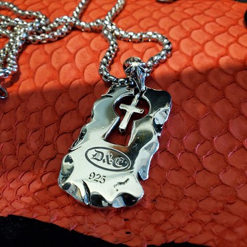 解鎖十字架項鍊