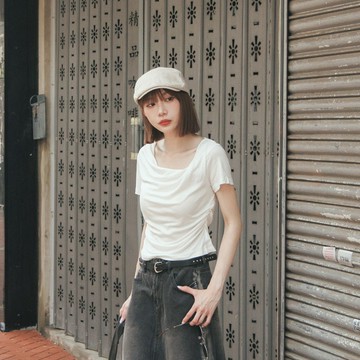 QUEENSHOP_S 女裝 短袖 斜領不規則抓皺短袖上衣 三色售 現+預 【01099761】