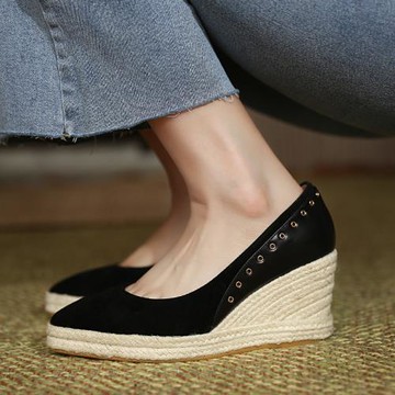 【舍言】秋季鉚釘坡跟單鞋女淺口尖頭小高跟鞋厚底防水臺草編女鞋