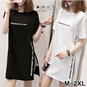 【QV3566】魔衣子-字母印花側邊大開叉中長款短袖上衣