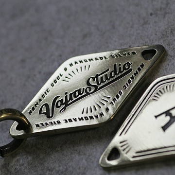 跋折羅VAJRA原創《About》黃銅菱形掛牌吊墜鑰匙鏈包掛 復古潮流