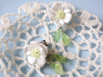 糖果花/耳针白/ 2路花型葉葉白嫩可愛俏皮優雅華麗梅捷克珠捷克玻璃背板抓