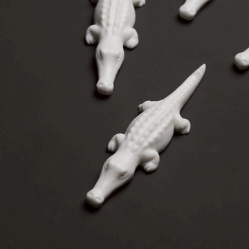 茶桌小寵鱷魚白瓷小擺件茶夾架筆擱香架陶瓷小巧創意紙鎮茶寵茶玩