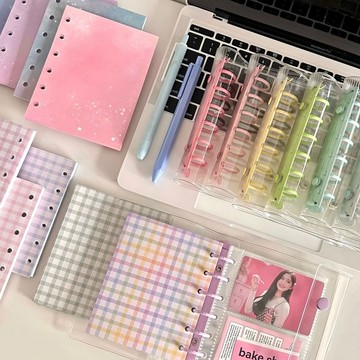 💖【桃源現款】💖小卡冊 m5手帳本 一宮格卡冊 卡冊一格 A7雙扣透明PVC軟殼彩夾活頁咕卡本手帳本拍立得相冊貼紙收納本