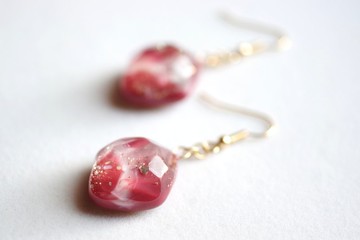 樹脂藝術 礦石耳環・赤色燐光