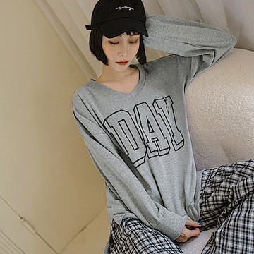 長版V領英文印花落肩長袖大學T-OB嚴選