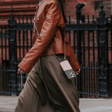 磁吸壓紋皮革手機殼 iPhone 16系列 — 礫石灰/迷霧粉