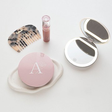 LED燈化妝鏡 【 英文首字母 × 花 】 手鏡 鏡子 化妝鏡 放大鏡 充電式 禮物 HZ06U