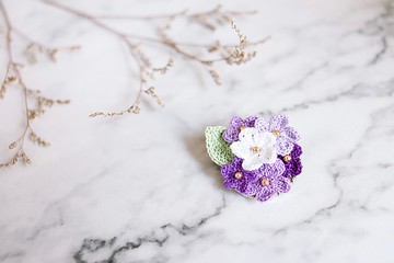 手作鉤花別針。繡球