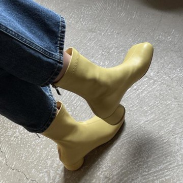 氣質姐姐~2024年秋冬新款溫柔鵝黃色啞光彈力皮顯瘦方頭粗跟短靴