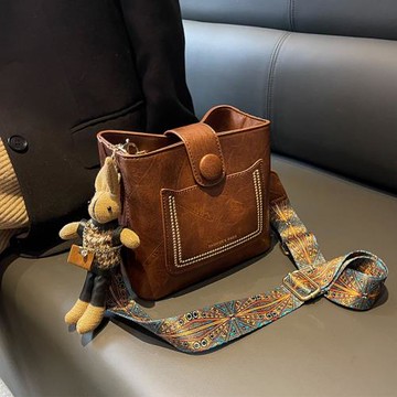 小眾韓版復古春夏百搭通勤寬肩帶斜挎包包女2025新款高級感水桶包