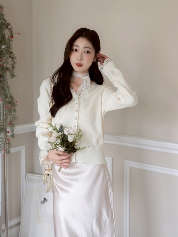 戀愛響鈴V領蕾絲邊珍珠釦針織長袖上衣 OM927212【現貨】