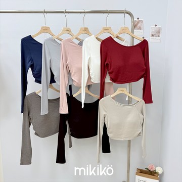 美木子｜長袖上衣｜斜肩側抓皺羊絨胸墊上衣 多色【T10352】紅色衣服 斜肩上衣 胸墊可拆 顯瘦上衣 短版上衣 長袖T恤