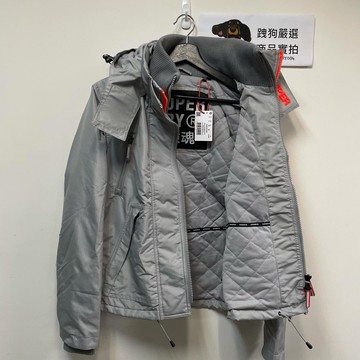跩狗嚴選 極度乾燥 Superdry Yachter 最新經典 女款 MTN 冒險魂 遊艇夾克 風衣 外套 防風 鋪棉 保暖 淺灰 螢光橘
