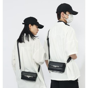 男士斜挎包單肩郵差包潮牌休閑時尚痞帥黑色小挎包隨身上班側背包