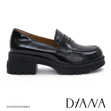 DIANA 率性簡約真皮壓紋厚底樂福鞋 鏡黑 #55771