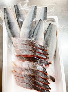 迷ったらコレ！！魚鶴商店の天然紅サケ1kg  塩さばフィレ6枚セット